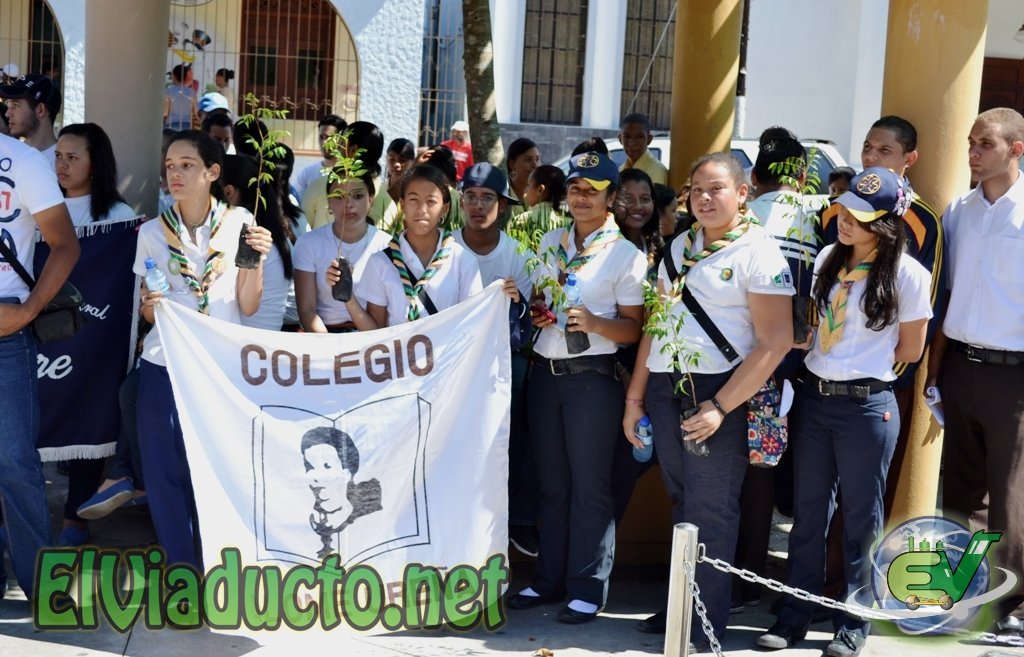 Estudiantes en acto de celebración del Día Nacional del Árbol en Moca